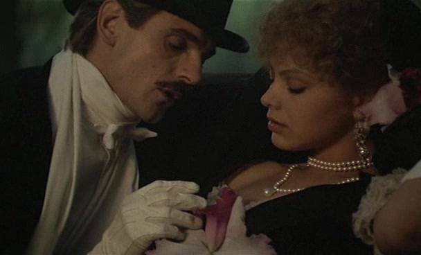 Jeremy Irons (jako Swann) zabiera się do poprawiania katlei Odecie, granej przez włoską aktorkę Ornellę Muti. Film w reżyserii Volkera Schlöndorffa
