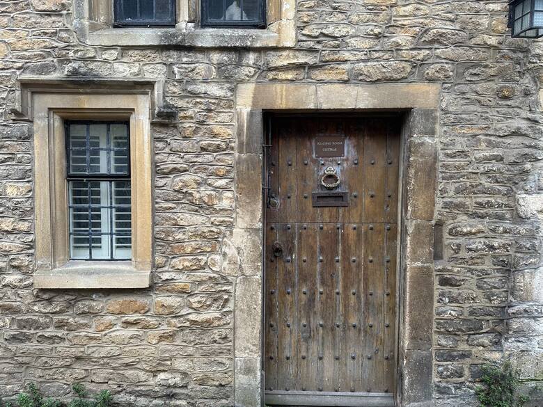 Zabytkowe drzwi do jednego z domów w Castle Combe