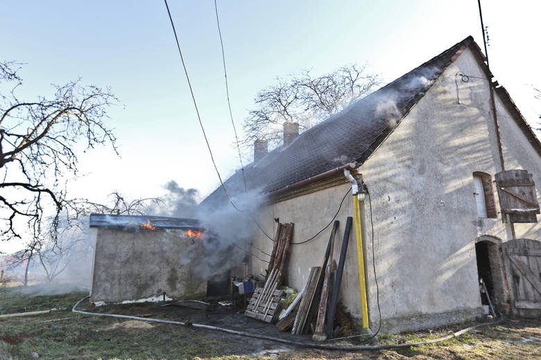 Do pożaru doszło w czwartek 28 stycznia przy ul. Odrzańskiej w Zielonej Górze. Dom palił się od wewnątrz. Płomienie objęły również dach. Strażacy w płonącym budynku szukali domowników. Z płomieni wynieśli również butlę z gazem.<br /> <br /> Alarm u strażaków włączył się około godz. 13. Na ul....