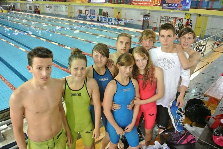 Młodzi pływacy MKS Trójka