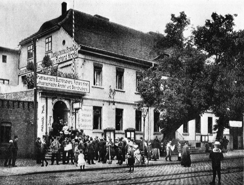 Pod szyldem „Drukarnia Gruenauera” firma działała do roku 1920. Wtedy kupił ją Władysław Kościelski.