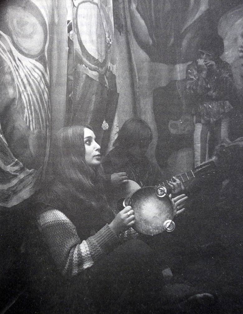 Muzykowanie w komunie hipisowskiej w Ożarowie, 1968 r. 