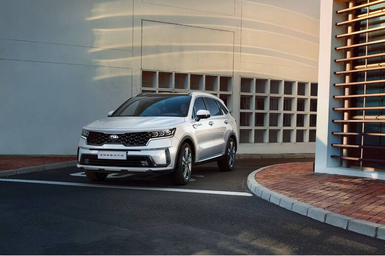 Kia Sorento Nowe Sorento stoi na szczycie gamy SUV-ów oferowanych przez markę Kia w Europie. Nowa platforma podłogowa jest przystosowana do zastosowania
