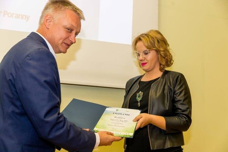 Justyna Maciorowska odebrała wyróżnienie od redaktora naczelnego Kuriera Porannego i Gazety Współczesnej