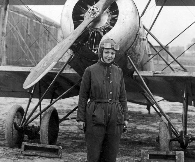 Karolina Iwaszkiewicz, pilotka Aeroklubu Krakowskiego, przed samolotem Sokół