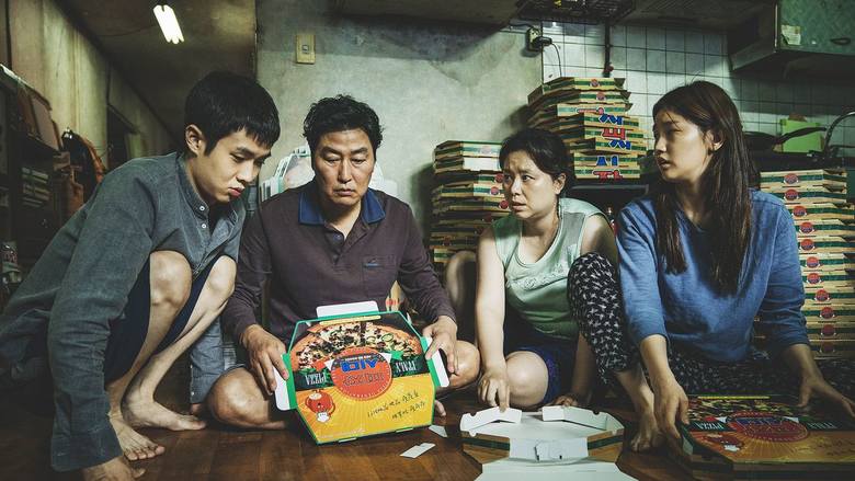 <strong>"Parasite"</strong><br /> reż. 	Joon-ho Bong<br /> <br /> Poruszająca opowieść o czwórce krętaczy, którzy znajdują zatrudnienie u zamożnej rodziny. W jednych momentach zabawna, w innych przerażająca, sporo mówi o społecznych podziałach. 