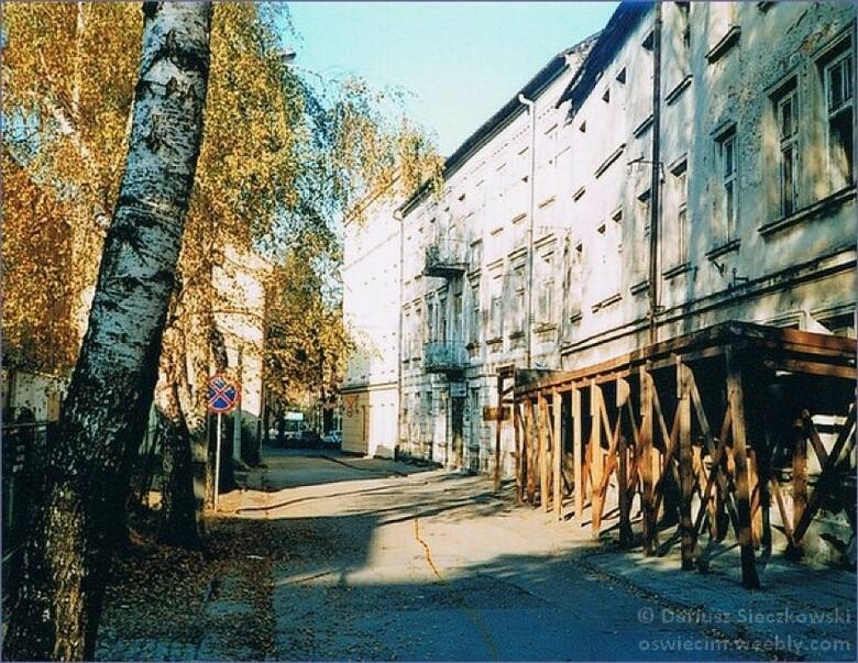 Ulica StolarskaWiele zdjęć Oświęcimia ma wartość archiwalną, jak to ul. Stolarskiej sprzed 20 lat. Nie ma już tych budynków