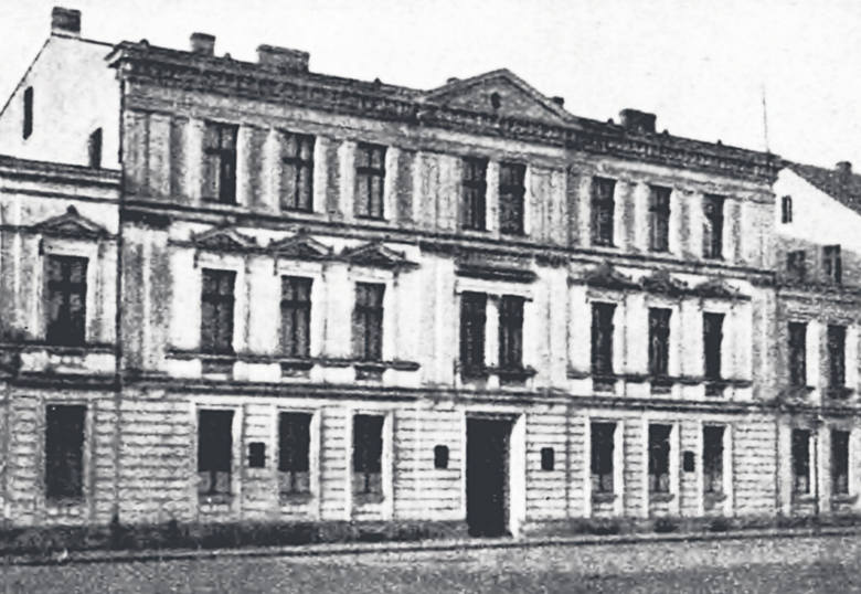 Ten znany wszystkim bydgoszczanom budynek, zlokalizowany w południowej pierzei Nowego Rynku, został zbudowany w 1849 roku. Początkowo mieściły się w nim wydziały dyrekcji kolei. W latach 1907-1920 była tu siedziba pruskiej Izby Handlowej, a w latach 19231939 polskiej Izby Przemysłowo-Handlowej (z...