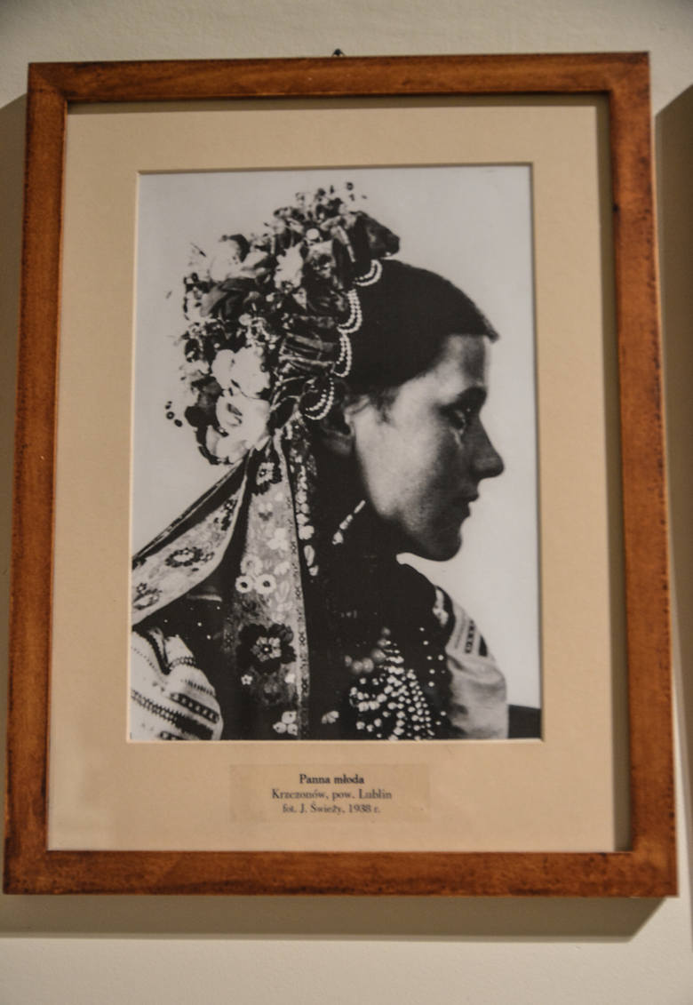 Ślubne nakrycie głowy panny młodej z Krzczonowa z  województwa lubelskiego, rok 1938<br /> 