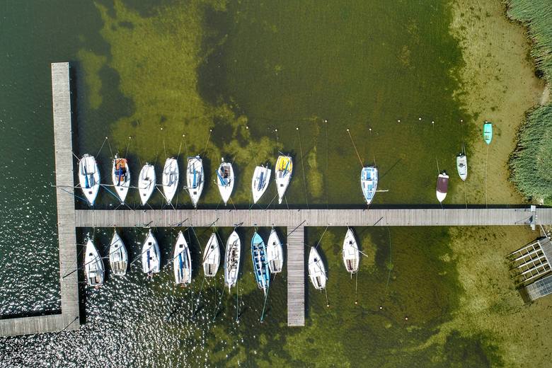 <strong>Tak, zdjęcia z drona Grzegorza Walkowskiego są naprawdę niesamowite. Oto Jezioro Sławskie, czyli śląskie morze. </strong><br /> <br /> Krótka prezentacja. Powierzchnia 8,17 kmkw. Maksymalna długość – 9,22 km, maksymalna szerokość 1,65 km. Średnia głębokość 5,2 m, maksymalna 12,3 m. Długość linii...