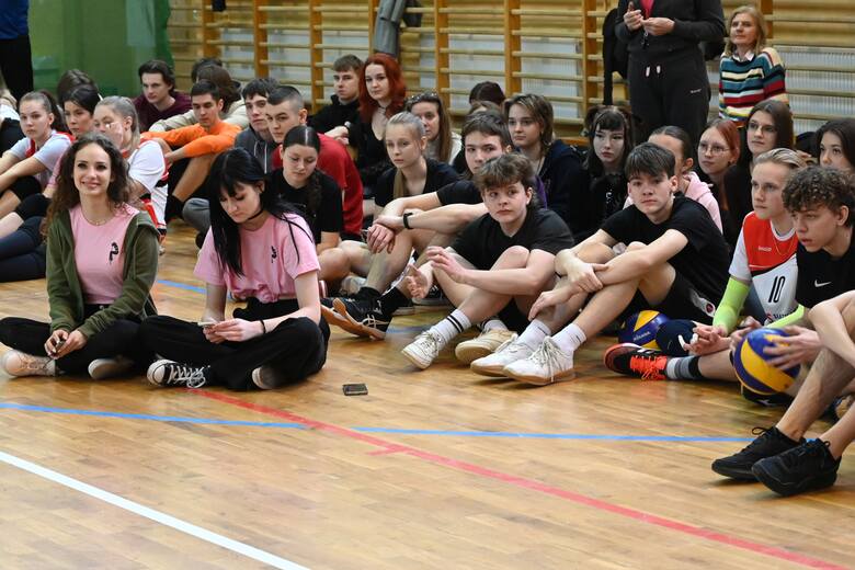 Maturzystki z I Liceum Ogólnokształcącego w Kielcach zorganizowały turniej sportowy, żeby pomóc niepełnosprawnym dzieciom. Zdjęcia i film