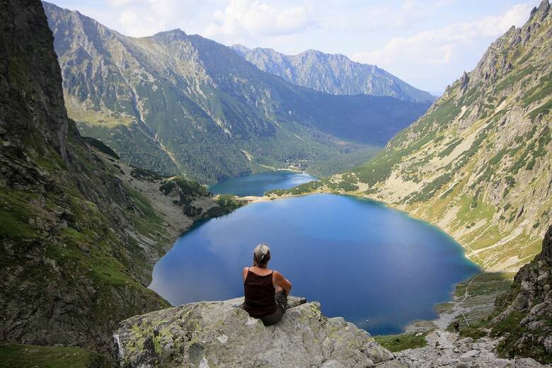 Kobieta podziwiająca krajobraz Tatrzańskiego Parku Narodowego