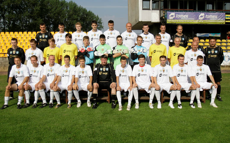 Lipiec 2010 - Rafał Górak (w dolnym rzędzie w środku) z drużyną Ruchu Radzionków, którą prowadził<br /> 
