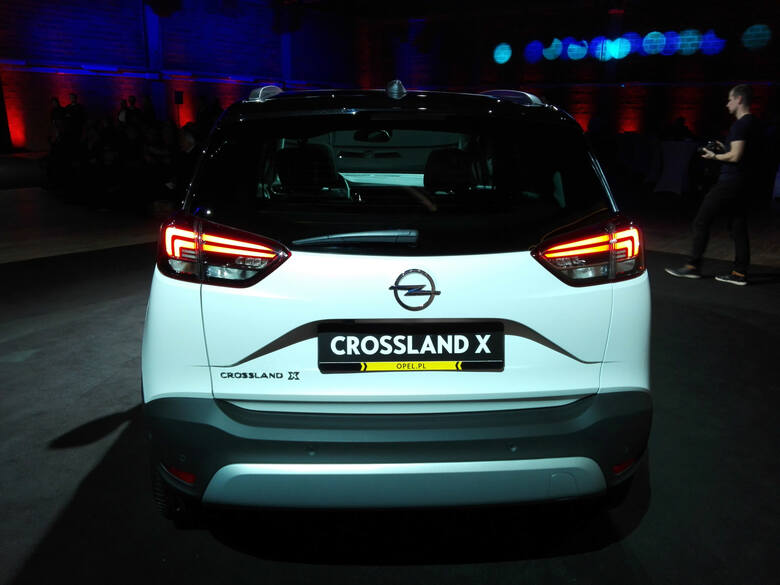 Opel CrosslandW wyposażeniu Crosslanda znalazły się między innymi wyświetlacz HUD (wiele danych wyświetlonych na szybie wprost przed oczami kierowcy),