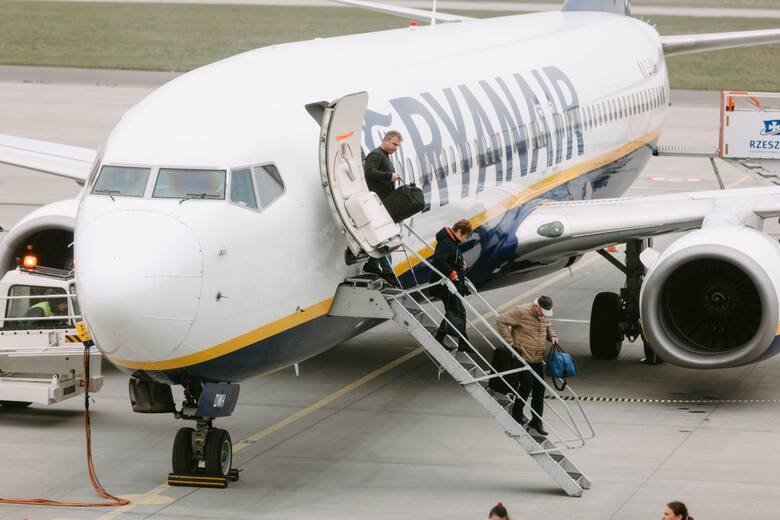 Ryanair oferuje tanie bilety lotnicze w ramach promocji z terminami wylotów na styczeń i luty, a potem od kwietnia do czerwca 2023. To świetna okazja,