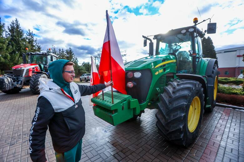 Dolnośląskie, protest rolników 24 stycznia 2024. Grupa traktorów z polskimi flagami wjechała na drogę krajowa nr 8.