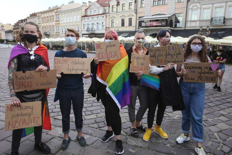 Radni opozycji w podkarpackim sejmiku oburzeni, że nie powiadomiono ich o piśmie Komisji Europejskiej w sprawie "stref wolnych od LGBT"