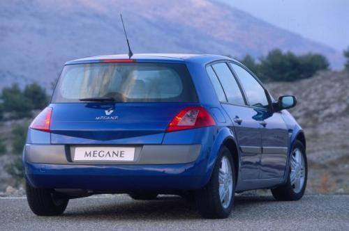 Fot. Renault: Ze względu na ukształtowanie tylnej pokrywy w Megane, bagażnik ma małą objętość 330 l. Znaczna powierzchnia tylnej, półokrągłej szyby nie