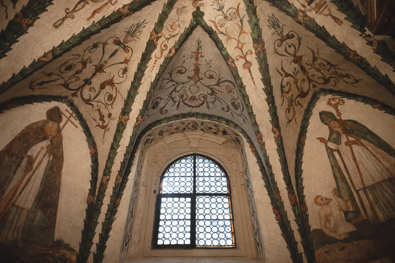 Wnętrze kościoła w Modlnicy zachwyca mnogością ornamentów i detali - od najstarszych gotycko-renesansowych, aż po detale współczesne