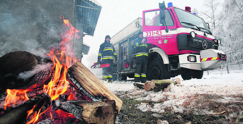 Zima 2010. WZłożeńcu koło Pilicy strażacy usuwali powalone przez śnieg drzewa, tarasujące drogi.