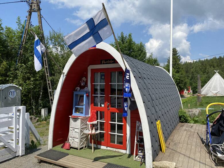 Malutki czerwony domek i fińskie flagi. Kawałek północnej Europy w Borowicach
