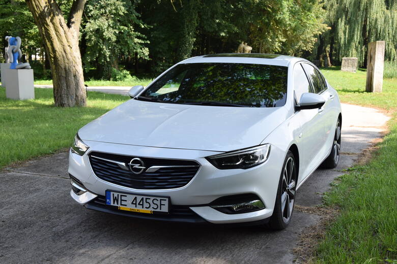 Opel Insignia Grand SportOpel Insignia Grand Sport to samochód wprost stworzony do jazdy w trasie. W mieście i na krętych drogach krajowych nie ujawnia