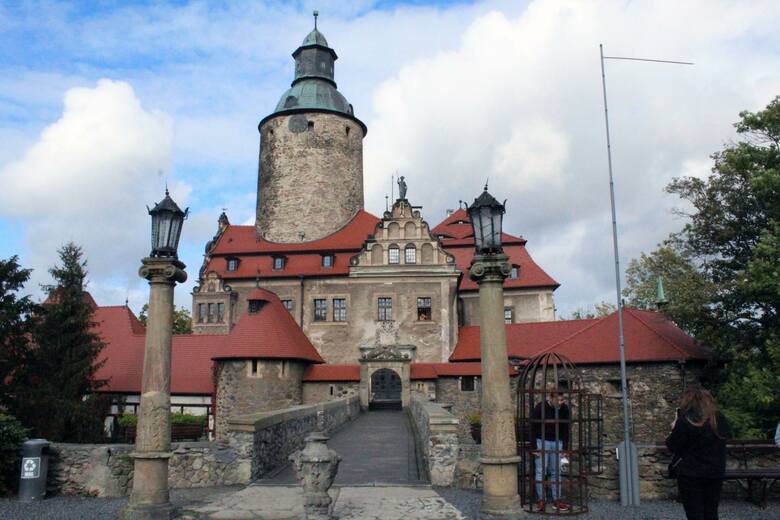 Zamek leży nad Jeziorem Leśniańskim, gdzie znajduje się najstarsza zapora wodna i najstarsza elektrownia wodna w Polsce. To jeden z najstarszych zamków