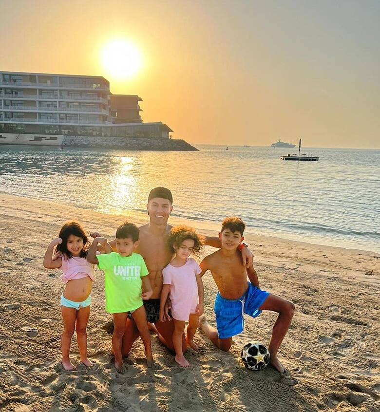 Piłka nożna. Wszystkie dzieci Cristiano Ronaldo. Ma już pięcioro, będzie więcej? Jedno kończy dzisiaj roczek…