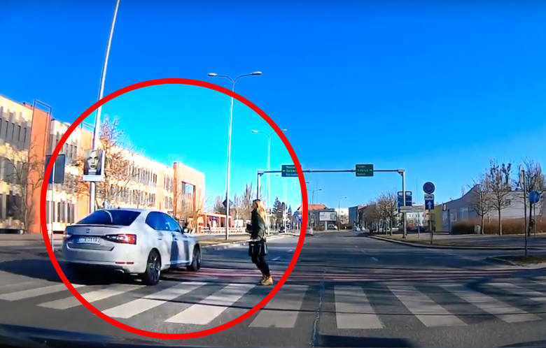 Niebezpieczne zdarzenie w Bydgoszczy. Kierowca jedzie na czerwonym, prawie uderzył w pieszych na pasach [WIDEO]