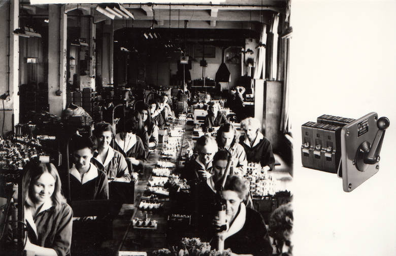 Zdjęcie z albumu wydanego na 25-lecie Apatora. Widzimy linię montażu przełączników kierunku obrotów, a obok załącznik krzywkowy typu Łuk 40, który - jak mówi Władysław Wiatrowski - pomógł zelektryfikować Polskę.