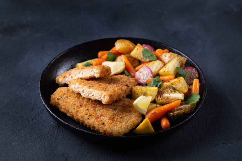 Smażoną „rybę” można też przygotować np. z teksturatu białka sojowego, a także mielonego „mięsa” roślinnego z dodatkiem sproszkowanych glonów i odpowiednich