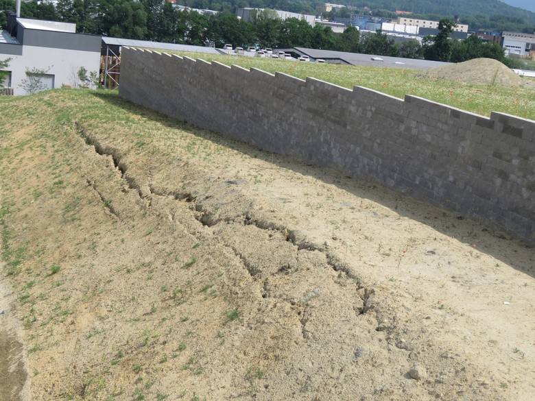 Kilka lat temu teren pod budowaną strefą inwestycyjną w Andrychowie zaczął się zapadać a mury i świeżo pobudowane drogi pękać. Robotnicy zeszli z placu