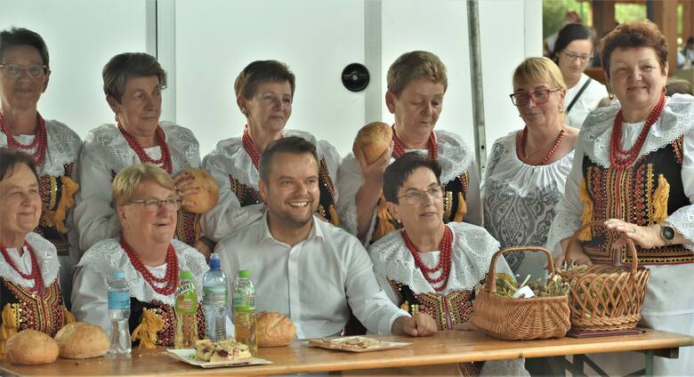 Rafał Bochenek podzielił się chlebem z uczestnikami dożynek w Polance Wielkiej