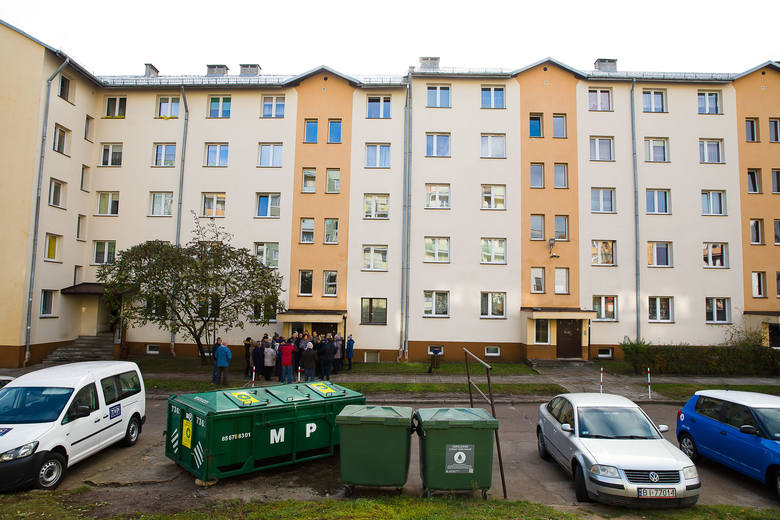 O możliwość wykupu mieszkań na własność walczą lokatorzy z bloku przy ul. Rzymowskiego 40. To z nimi spotkali się wczoraj radni PiS, którzy przygotowali projekt uchwały w tej sprawie.