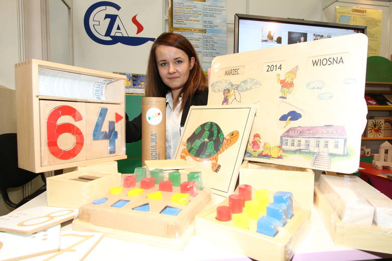  Agnieszka Tarach z firmy PZS Cezas prezentowała artykuły, które można wykorzystywać podczas nauki w systemie Montessori<br /> <br /> 