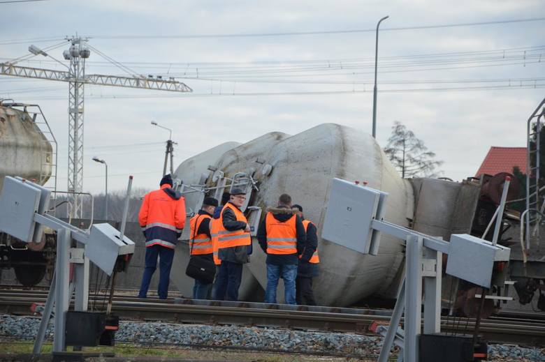 Wypadek kolejowy w Łowiczu. Wykoleiły się dwa wagony