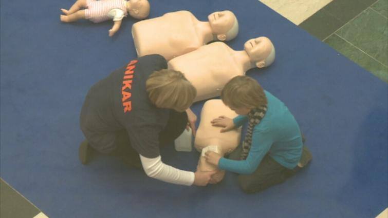 Dzieci ćwiczą resuscytację krążeniowo-oddechową