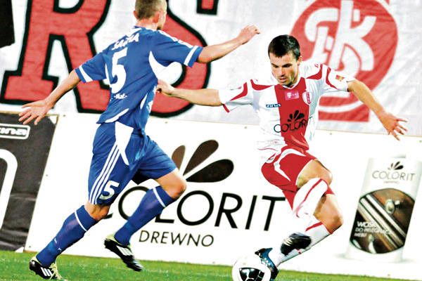 Ełkaesiak Tomasz Nowak próbuje minąć zawodnika przeciwnika. 