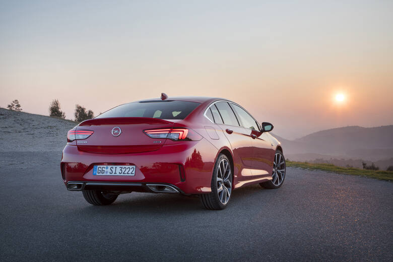 Opel Insignia GSI Auto występuje w dwóch wersjach silnikowych. Słabsza jest wyposażona w czterocylindrowego turbodiesla o pojemności 2 litrów i mocy