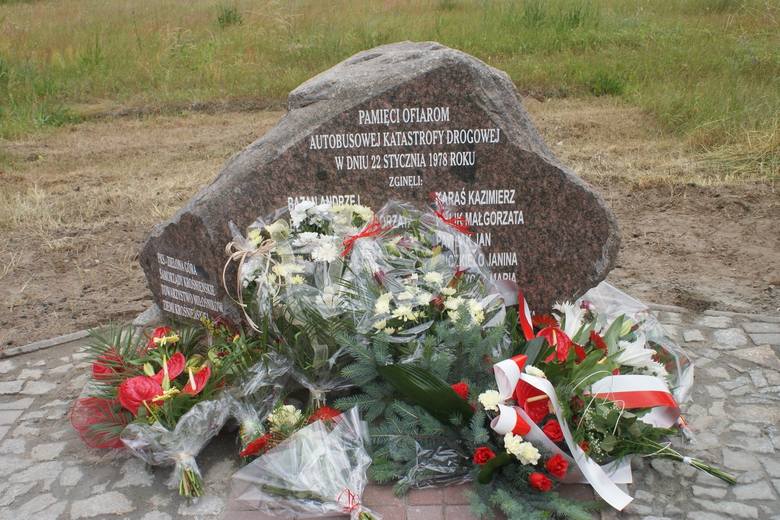 Obelisk, ustawiony przy drodze w miejscu tragedii, upamiętniający ofiary katastrofy pod Osiecznicą.