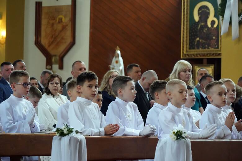 W kościele św. Maksymiliana Kolbego w Olkuszu odbyła się Pierwsza Komunia Święta, do której przystąpiło 71 dzieci