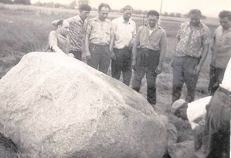 9-tonowy głaz znaleziono w Stablewicach. Następnie udało się go przetransportować we właściwe miejsce w Kokocku.