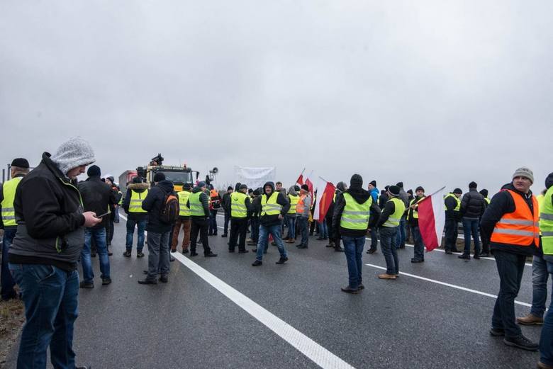 Protest rolników na trasie S8 w Rawie Mazowieckiej. Zablokowana droga, objazdy dla kierowców