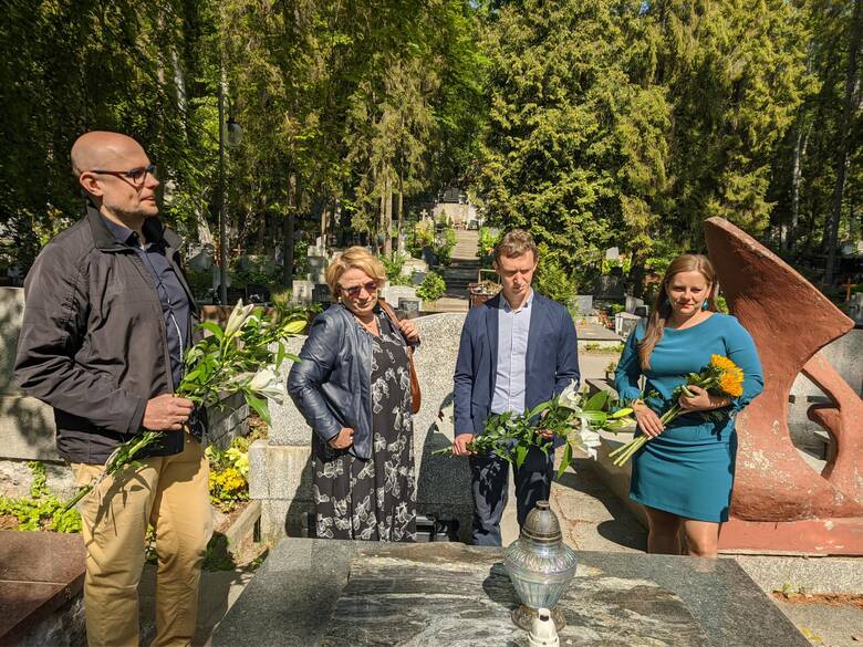 Przedstawiciele Gdyńskiego Dialogu złożyli kwiaty na grobach twórców gdyńskiego samorządu.