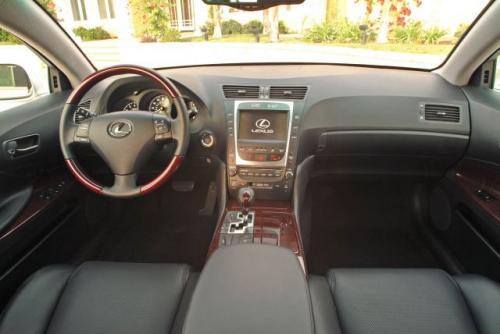 Fot. Lexus: Wnętrze Lexusa, chociaż zaprojektowane w nieco innym stylu niż w Audi A6, nie ustępuje jakością materiałów i precyzją wykonania.