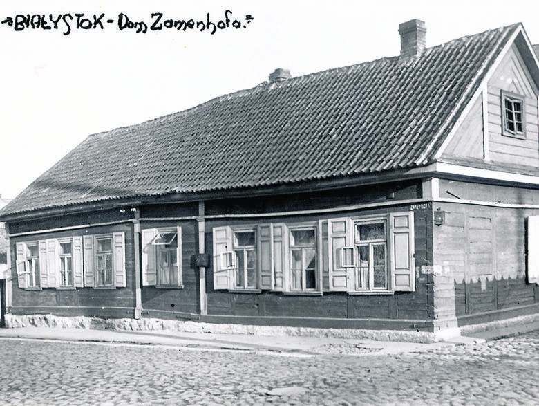To dom rodzinny Zamenhofa przy ul. Zielonej 6 w Białymstoku. W 1919 roku z inicjatywy esperantysty Jakuba Szapiro nazwa została zmieniona na ul. Zamenhofa. Teraz w miejscu domu stoi blok.