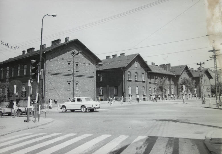 Domy kolejowe stały przy skrzyżowaniu ul. 3 Maja (Czerwonego Zagłębia), Piłsudskiego (22 Lipca) i Dęblińskiej. Dziś ich już nie ma