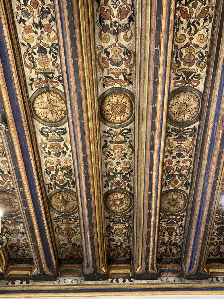 Bogato polichromowany strop datowany na 1611 r.