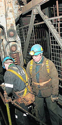 <strong>16 czerwca</strong><br /> <br /> Wycofano ratowników. Na dole jest 40 st. C i zagrożenie metanowe. Kombajn zaczyna drążyć przecinkę ratowniczą do ciał górników.