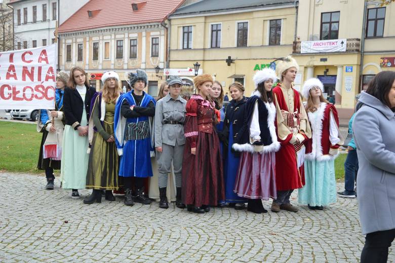 Patriotyczny marsz uczniów szkół pijarskich w Łowiczu [ZDJĘCIA]